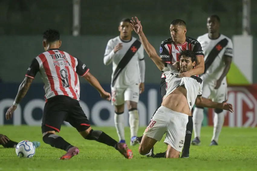 JP na partida entre Barracas Central x Vasco (Foto: JUAN MABROMATA / AFP)|