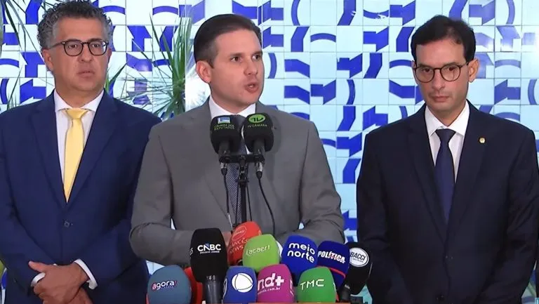 Motta concede entrevista entre os deputados Alencar Santana (E) e Leo Prates Fonte: Agência Câmara de Notícias