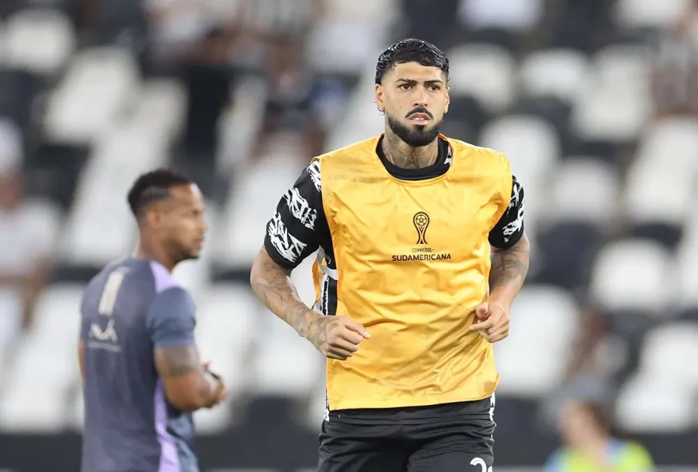 Alexsander Barboza em aquecimento antes de jogo contra o Petrolero - Foto: Vitor Silva/Botafogo