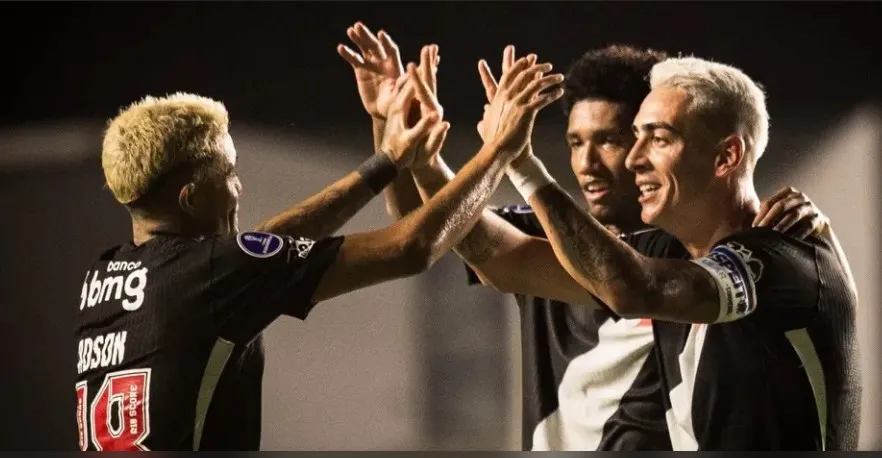 Puma comemora com os companheiros o gol marcado contra o Olimpia (Foto: Matheus Lima/Vasco)