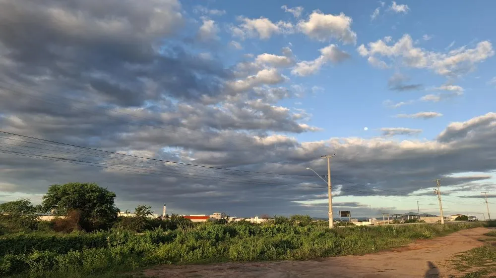 Céu nublado indica instabilidade e possibilidade de chuva isolada em Patos (PB) neste sábado.