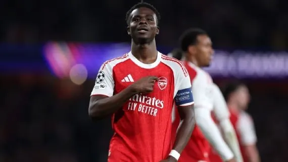 Saka comemora gol do Arsenal contra o Atlético de Madrid na semifinal da Champions League Alex Pantling - UEFA/UEFA via Getty Images
