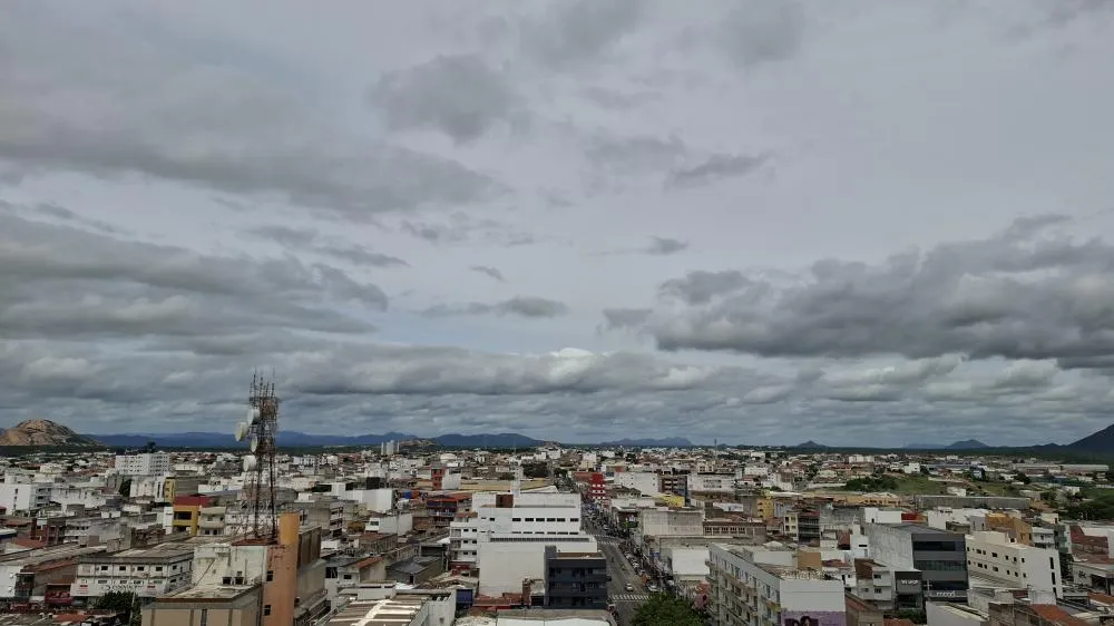 Segunda-feira de céu nublado e calor intenso em Patos; máxima chega aos 35°C