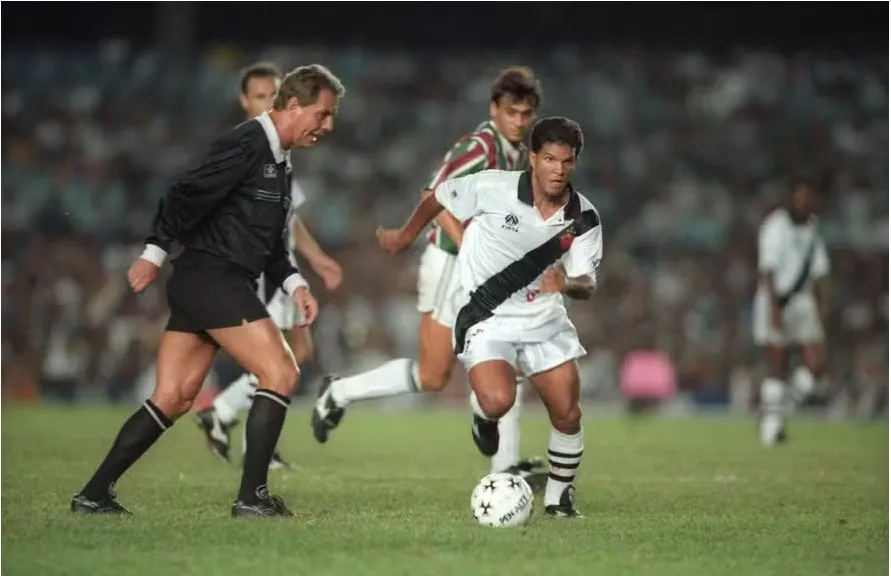 Geovani com a camisa do Vasco em clássico contra o Fluminense, em 1993 — Foto: Julio Cesar Guimarães / Agência O Globo