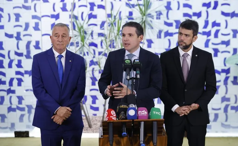 Motta concede entrevista após reunião do Colégio de Líderes Fonte: Agência Câmara de Notícias