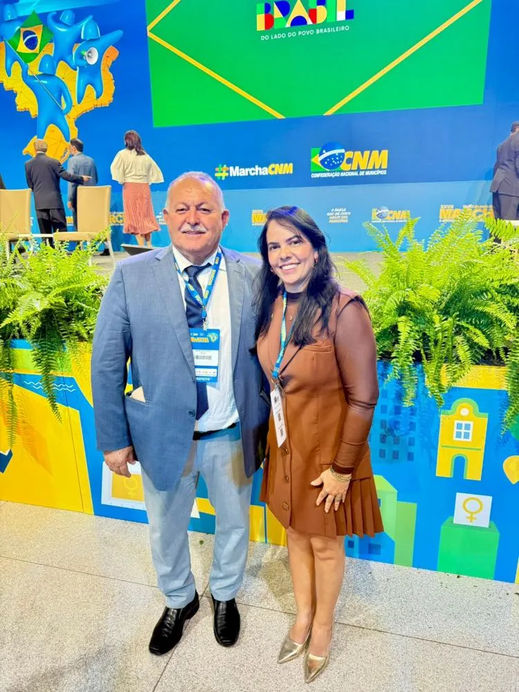 O prefeito de Patos, Jacob Souto, prestigia a auditora Meryclis Medeiros em Brasília, celebrando a indicação histórica da servidora para o Comitê Gestor do IBS.