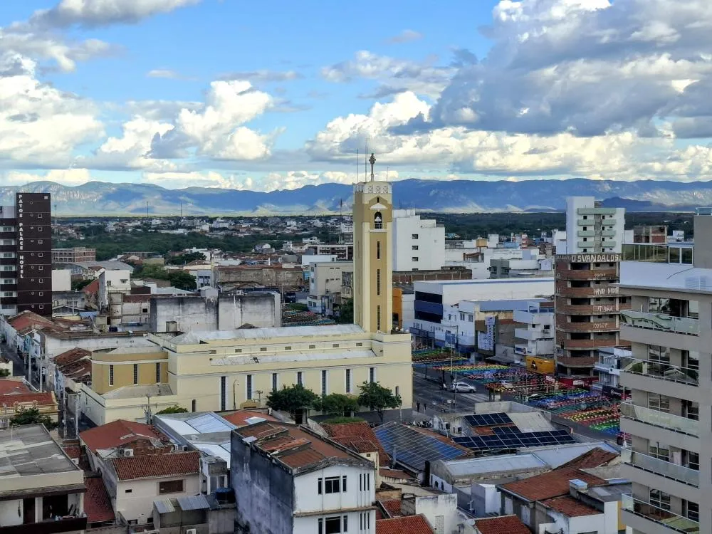 Sábado (23) começa com céu aberto e calor em Patos, mas meteorologia prevê aumento da nebulosidade entre a tarde e a noite.