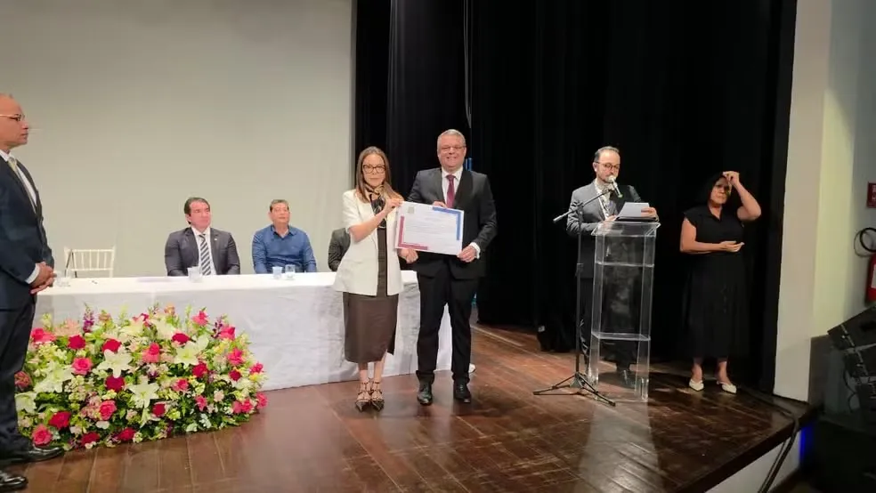 Solenidade ocorreu no início da noite desta segunda-feira (Foto: Divulgação / TRE)