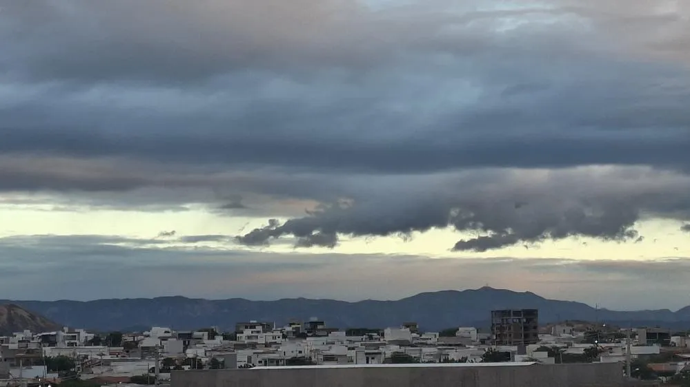 Céu com nebulosidade variável em Patos (PB); previsão para esta quinta-feira (28) indica predomínio de sol entre nuvens e calor de até 34°C. (Foto: Vitrine Patos)