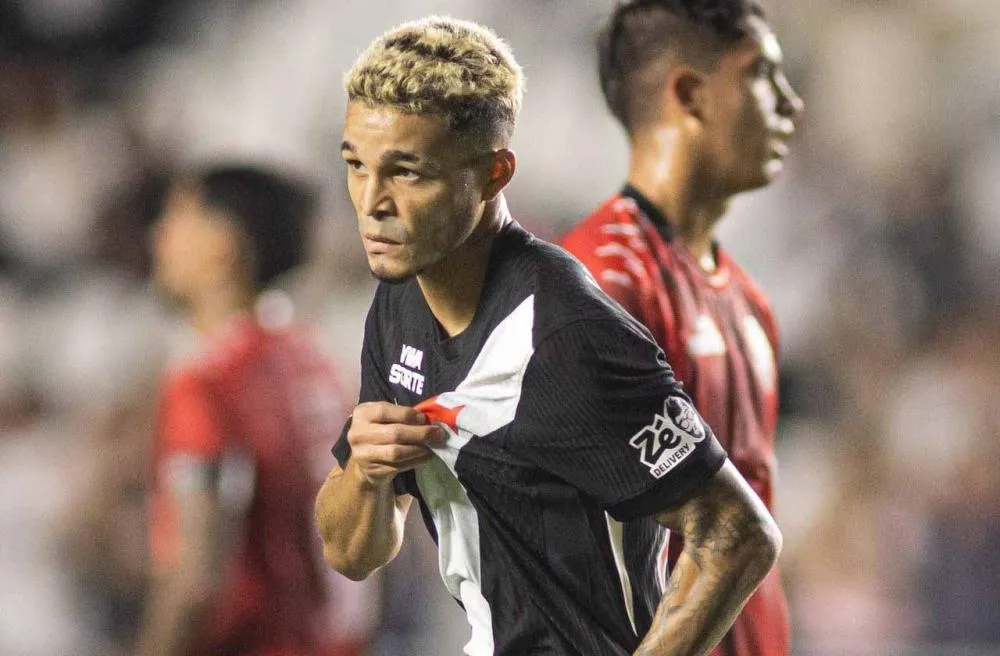 Adson marcou dois gols do Vasco na vitória sobre o Barracas Central - Foto: Matheus Lima/Vasco
