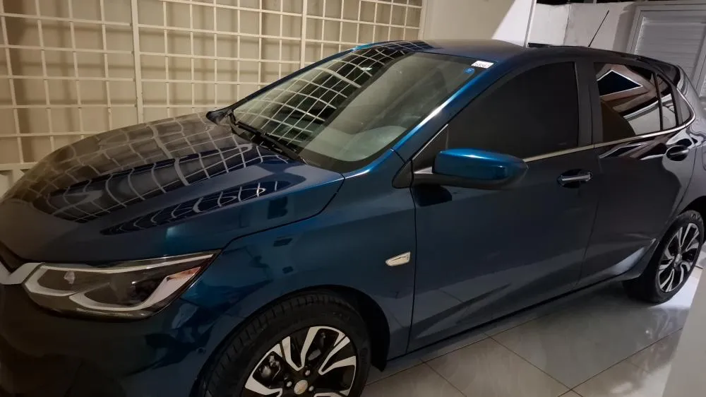 Carro com brilho renovado após tratamento completo na LavGiza. O espaço alia estética à saúde através da higienização com ozônio.