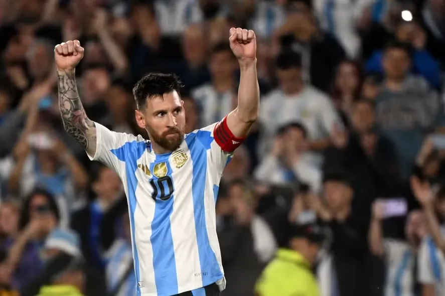 Messi comemora gol pela seleção argentina na goleada contra a Bolívia — Foto: Luis ROBAYO / AFP