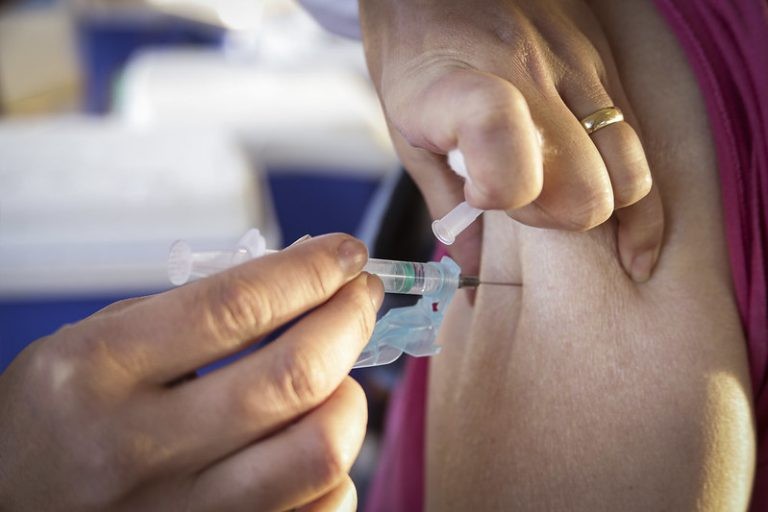 A vacinação em massa tem sido uma das prioridades dos deputados - (Foto: Breno Esaki/Agência Saúde DF)