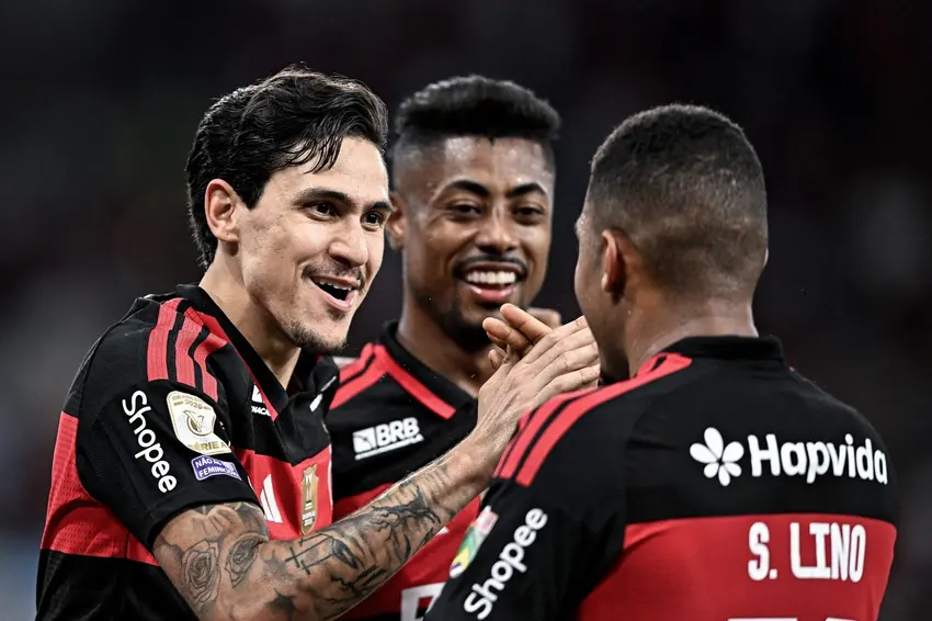 Pedro, Bruno Henrique e Samuel Lino comemoram gol do Flamengo sobre o Coritiba (Foto: André Fabiano/Código 19/Folhapress)