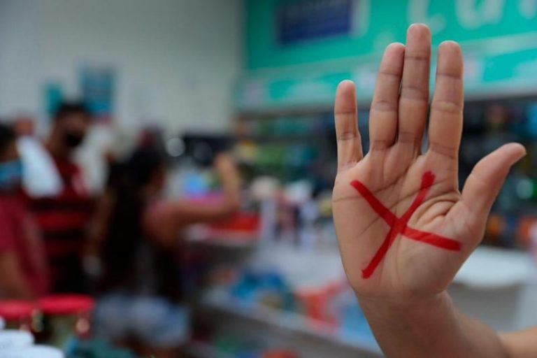 Campanha Sinal Vermelho busca proteger mulheres de situação de violência - (Foto: Divulgação/Câmara Municipal de Bauru-SP)