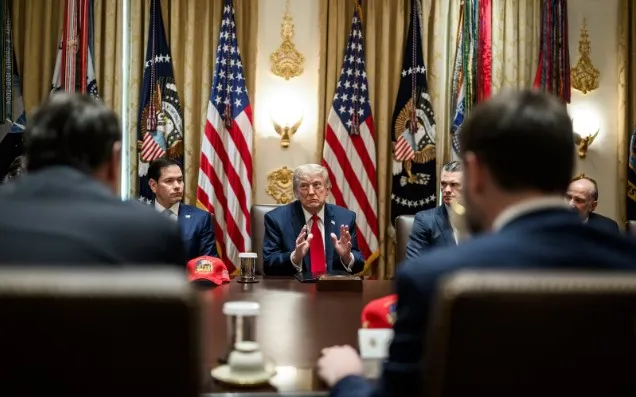 Além dos 25% de tarifas, Trump quer impor nova sobretaxa de 12,5% ao Brasil por falha no combate ao trabalho forçado (Foto: Daniel Torok/The White House)