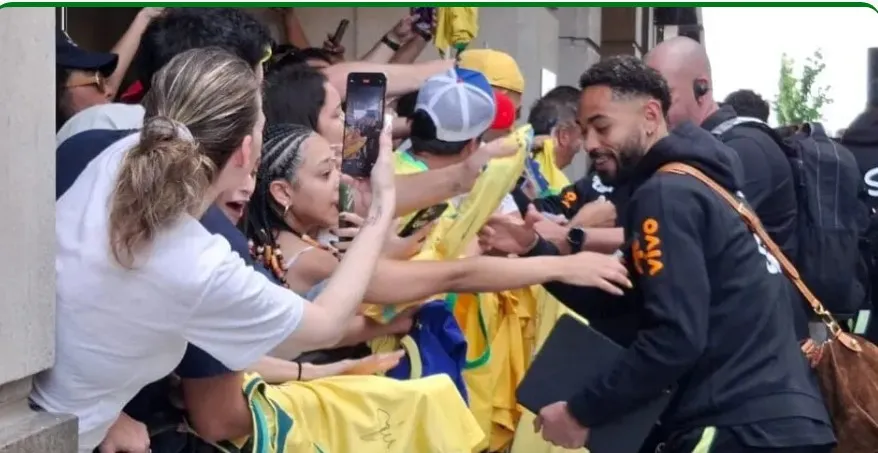 imagem cameraMatheus Cunha atende torcedores durante chegada da Seleção Brasileira a hotel em Cleveland (Foto: Marcio Dolzan/Lance!