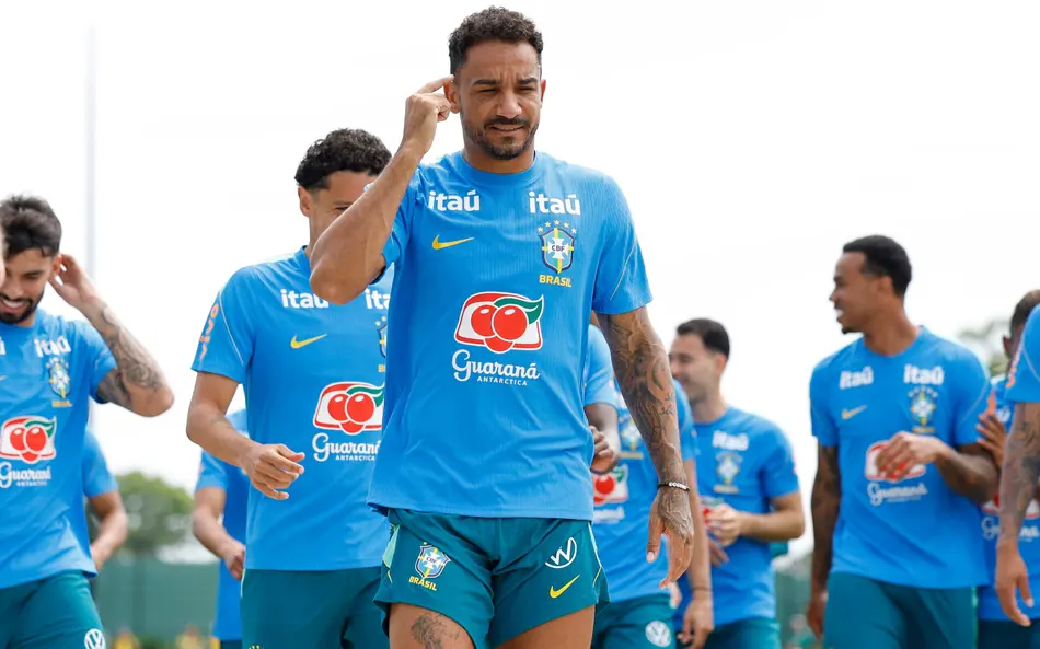 Danilo durante o treino da Seleção Brasileira (Foto: Rafael Ribeiro / CBF)
