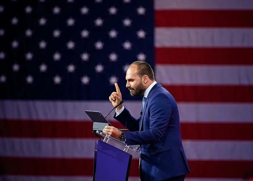 Eduardo Bolsonaro em fala nos Estados Unidos - Foto: MANDEL NGAN / AFP/ 24-02-2024