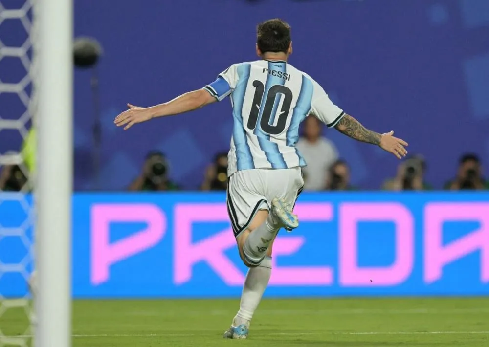 Lionel Messi anotou um hat-trick em sua estreia na Copa do Mundo de 2026 - Foto: JUAN MABROMATA / AFP