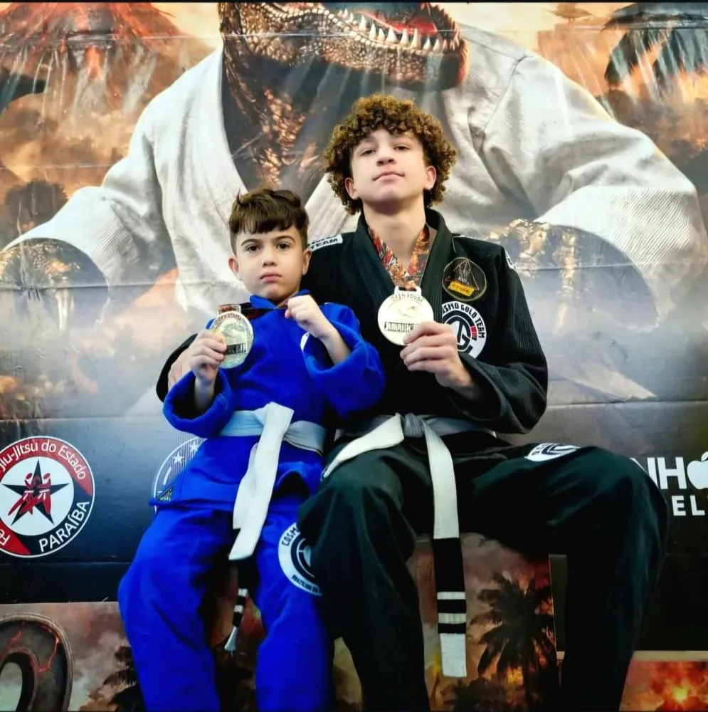 Ouro no Sertão: Os irmãos João Lucas (5) e Pedro Henrique (14), da Cosmo Gold Team, conquistaram o ouro no Open Sousa Jurassic BJJ, representando a cidade de Patos. (Foto: Divulgação)
