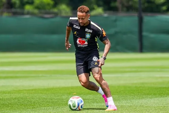 Fora do jogo contra o Haiti, Neymar treinou em Nova Jersey — Foto: Nelson Terme / CBF