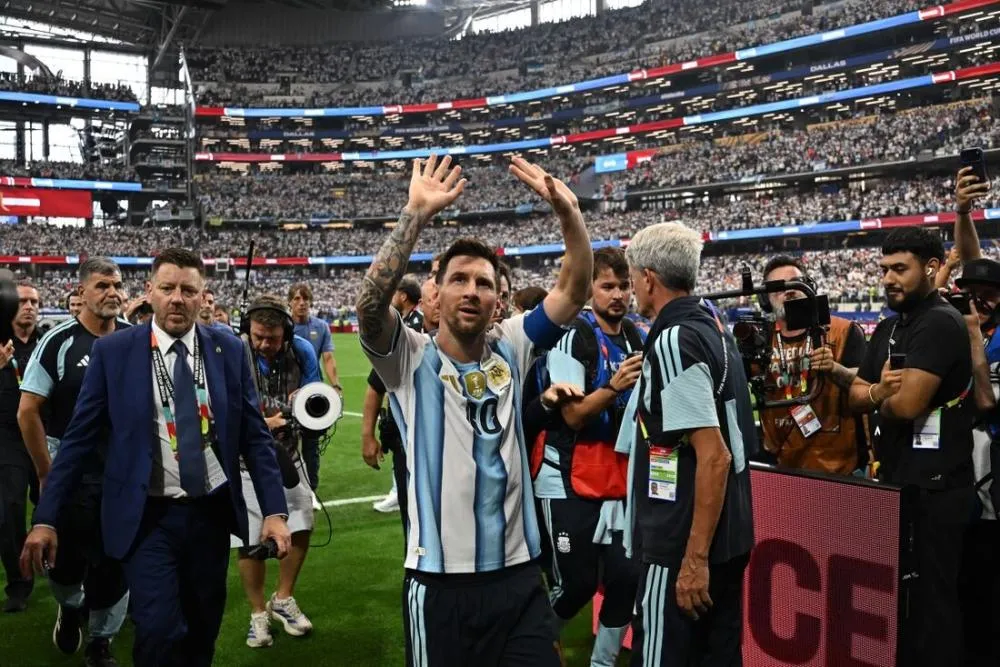 Lionel Messi marca duas vezes diante da Austria - Foto: Paul Ellis/AFP