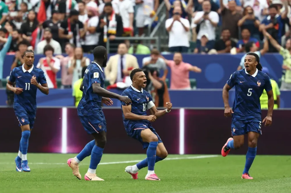 Com dois de Mbappé, França vence Iraque e vai à segunda fase da Copa