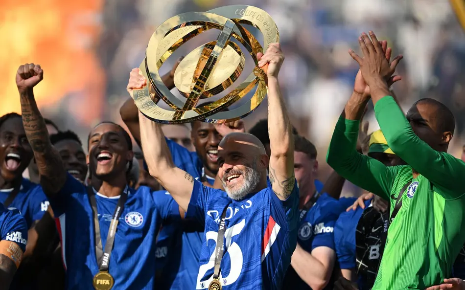 Técnico do Chelsea, Enzo Maresca ergue troféu de campeão do Mundial de Clubes (Foto: Angela Weiss/AFP)