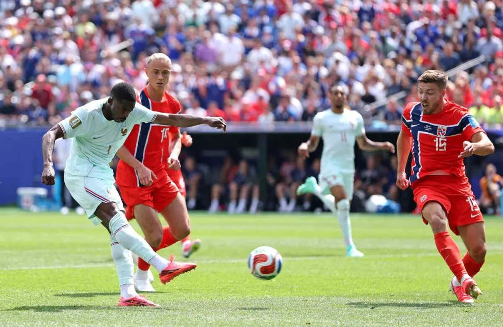 Dembélé comandou a vitória da França com três gols - Foto: Justin Setterfield/Getty Images
