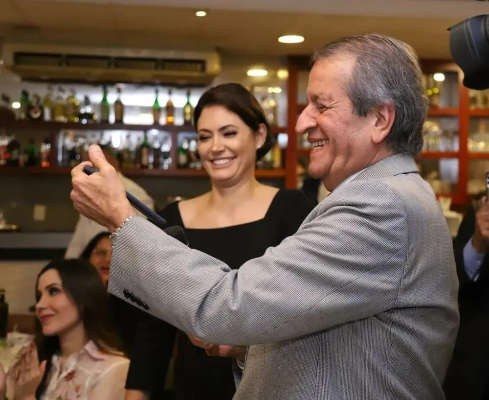 Michelle Bolsonaro e Valdemar Costa Neto falam com ex-presidente Bolsonaro em ligação por telefone no jantar de apoio a Rogério Marinho à presidência do Senado - Foto: Reprodução / Redes Sociais