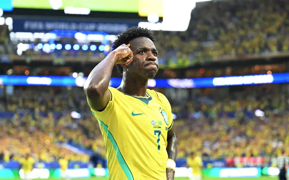 Vini Jr aponta para a cabeça em comemoração do gol do Brasil sobre a Escócia na Copa do Mundo (Foto: Chandan Khanna/AFP)