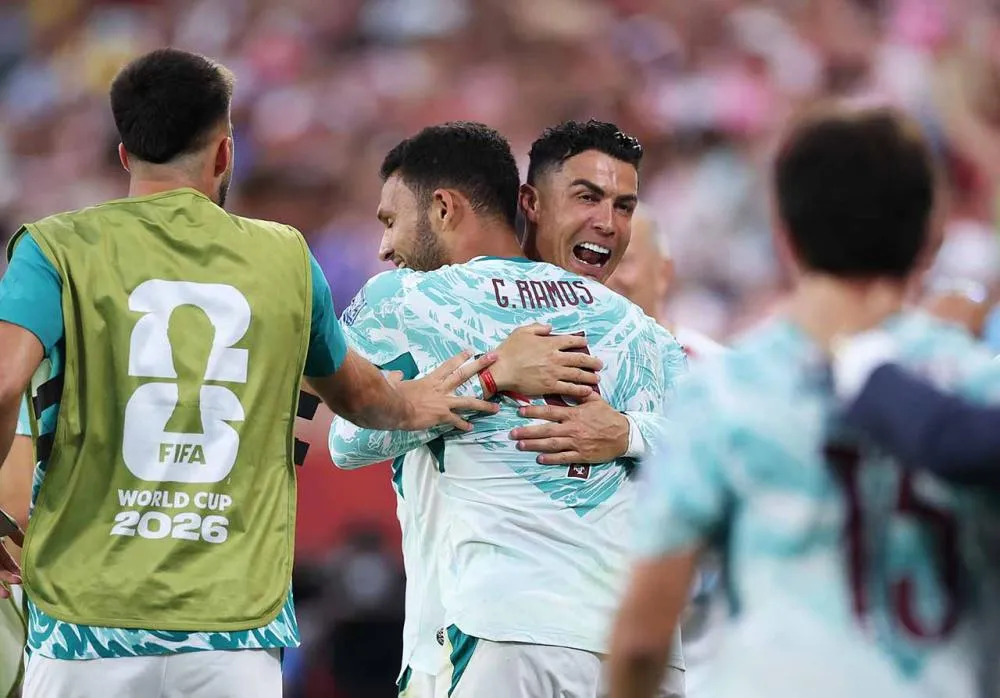 Goncalo Ramos comemora com Cristiano Ronaldo o gol que classificou Portugal às oitavas de final da Copa do Mundo - Foto: Dan Mullan/Getty Images