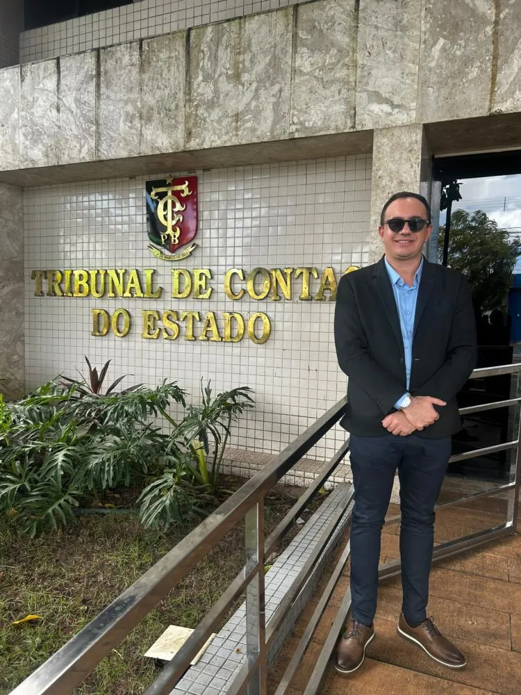 O secretário de Receita de Patos, Marcos Honório, em frente à sede do Tribunal de Contas do Estado (TCE-PB), em João Pessoa, onde participou de debates sobre a Reforma Tributária.
