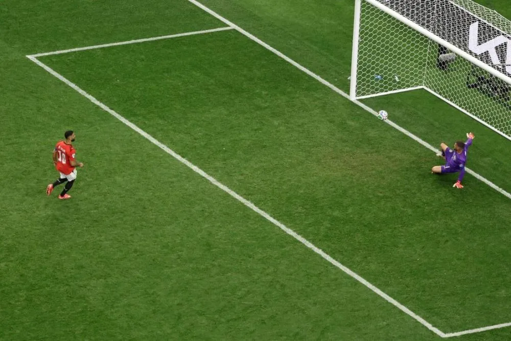 Salah cavou e converteu um dos quatro gols na decisão de pênaltis - Foto por ARIC BECKER / AFP