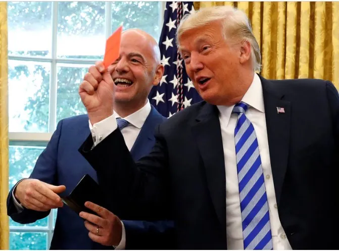 O presidente dos EUA, Donald Trump, exibe um cartão vermelho durante encontro com o presidente da Fifa, Gianni Infantino Leah Millis/Reuters - 28.08.2018