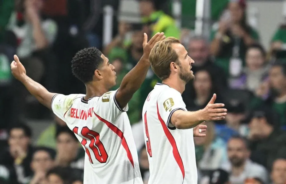 Bellingham e Kane comemoram gol da Inglaterra sobre o México - Foto: Yuri Cortez / AFP