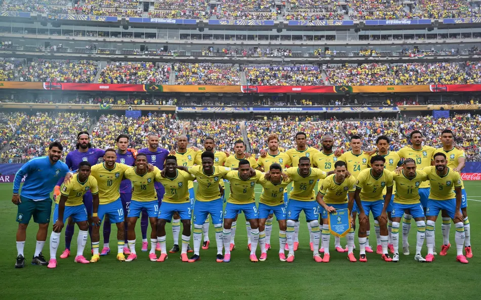 Jogadores da Seleção Brasileira perfilados antes de Brasil x Noruega pelas oitavas de final da Copa do Mundo 2026 (Foto: ANGELA WEISS/AFP)