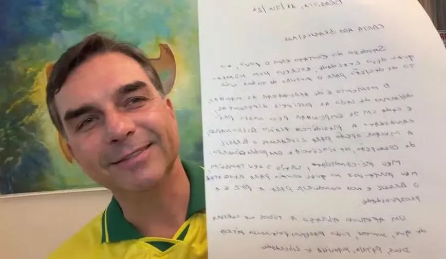 Flávio Bolsonaro leu carta do ex-presidente Jair Bolsonaro em live para apoiadores - Foto: YouTube/Reprodução