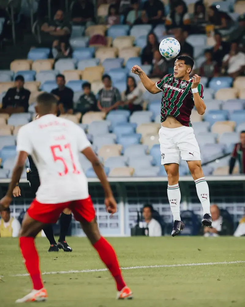 Serna cabeceia bola em Fluminense x Bragantino (Foto: Lucas Merçon/ Fluminense FC)