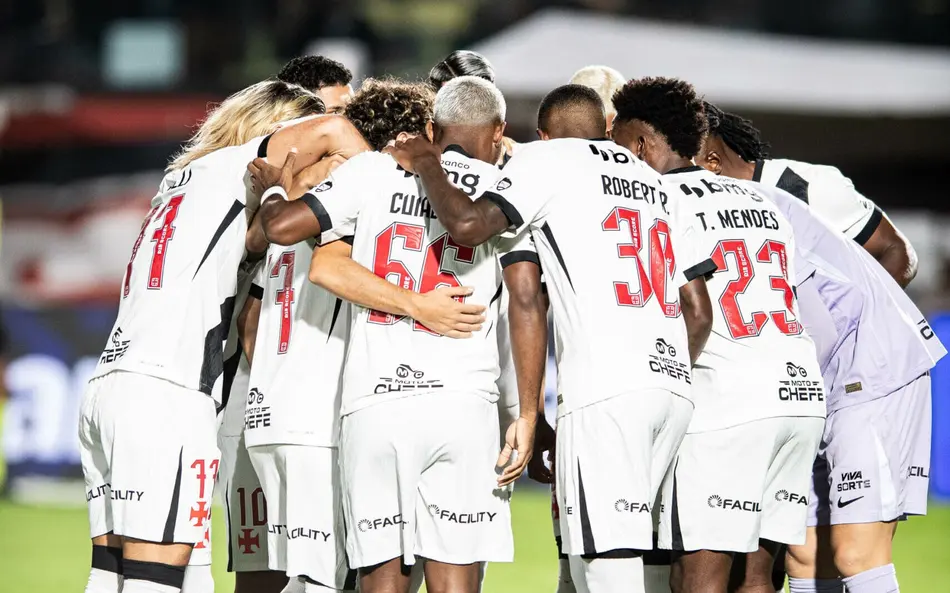 Jogadores do Vasco em ação contra o Vitória pelo Brasileirão (Foto: Jhony Pinho/AGIF/Folhapress)