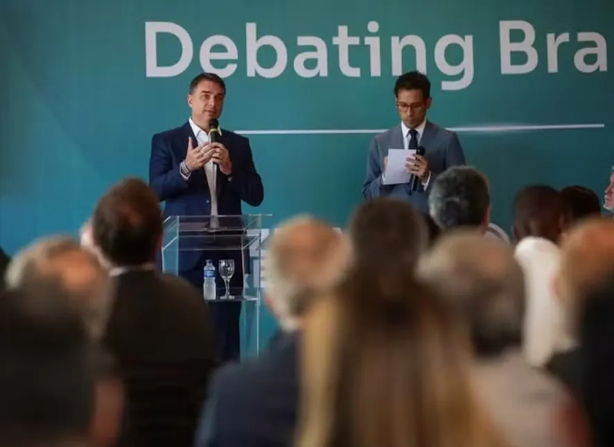 Flávio Bolsonaro discursa para plateia de representantes do corpo diplomático de 42 países — Foto: Divulgação Novo Selo