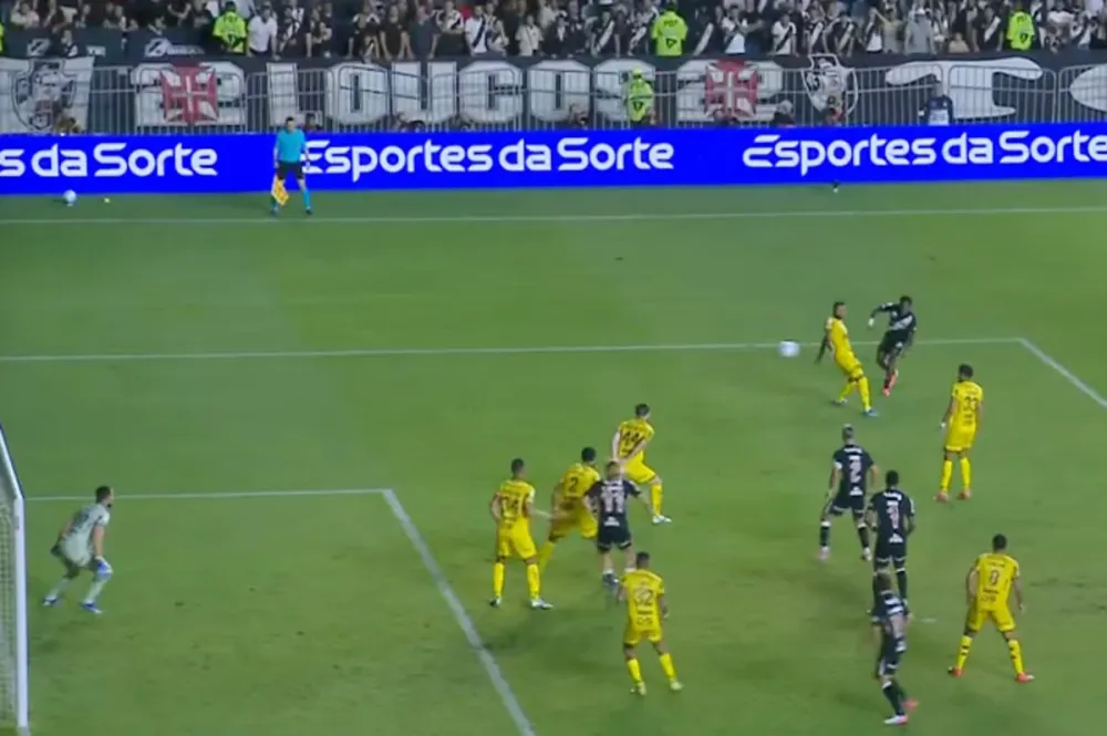 Andrés Gómez chuta para fazer o golaço que evita a derrota do Vasco para o Mirassol - Foto: Reprodução / Cazé TV