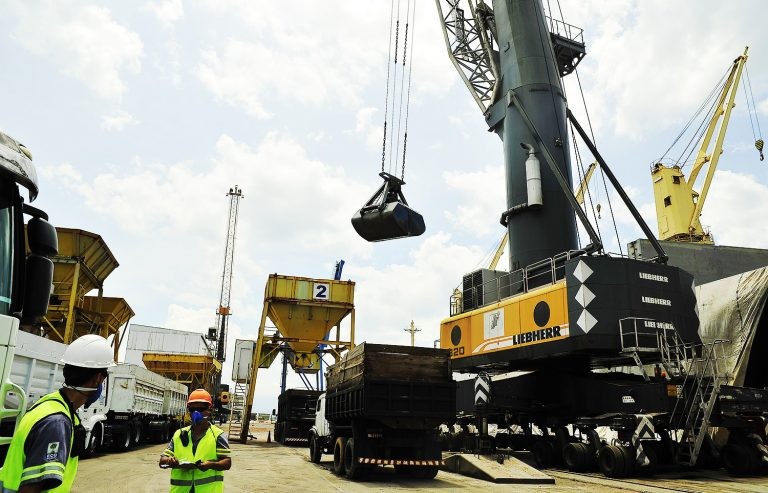 Transporte de mercadorias no porto de Paranaguá (PR) - (Foto: Ivan Bueno/Administração dos Portos de Paranaguá e Antonina)