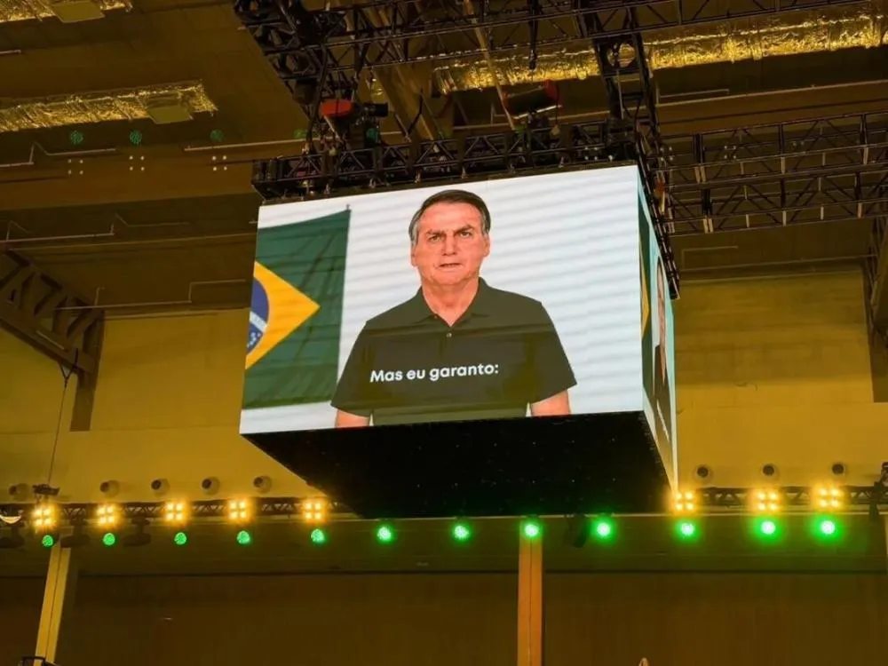 Vídeo com IA de Bolsonaro foi mostrado em convenção de Flávio - Foto: Redes Sociais/Reprodução