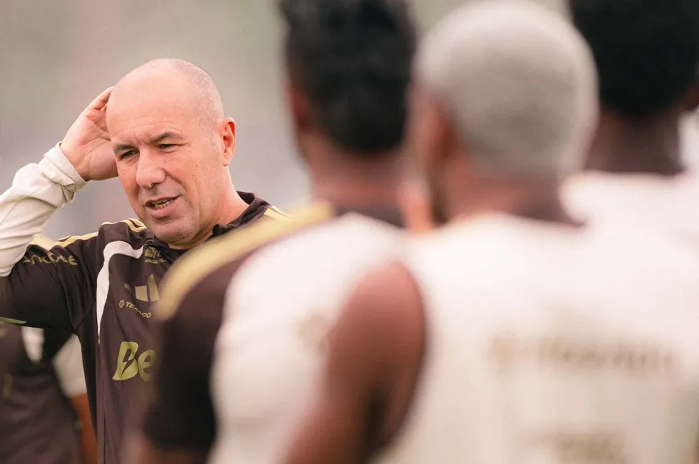 Com “tempo de sobra”, Leonardo Jardim comanda treino na última sexta-feira (31/7) no Flamengo - Foto: Adriano Fontes/Flamengo