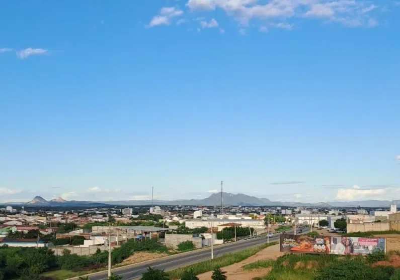 Sob um céu azul com nuvens dispersas, a cidade de Patos (PB) registra temperaturas altas típicas do Sertão. Foto Vitrine Patos