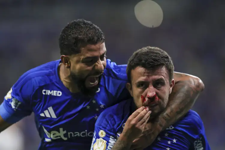 Matheus Henrique comemora gol sangrando em Cruzeiro x Chapecoense (Foto: Gilson Lobo/AGIF/Folhapress)