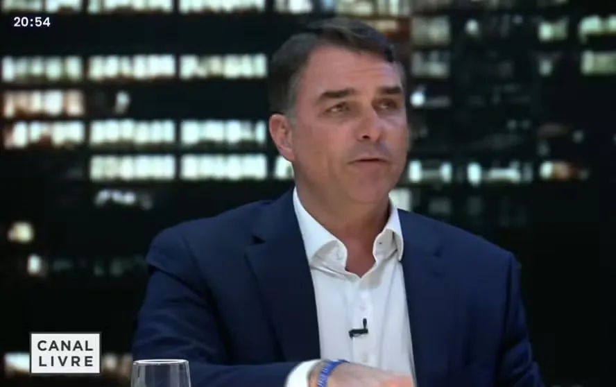 O Brasil não precisa de presidente que entenda de economia“, disse Daniella Marques ao explicar como funcionava a Selic para Flávio Bolsonaro - Foto: BandNews TV/Reprodução