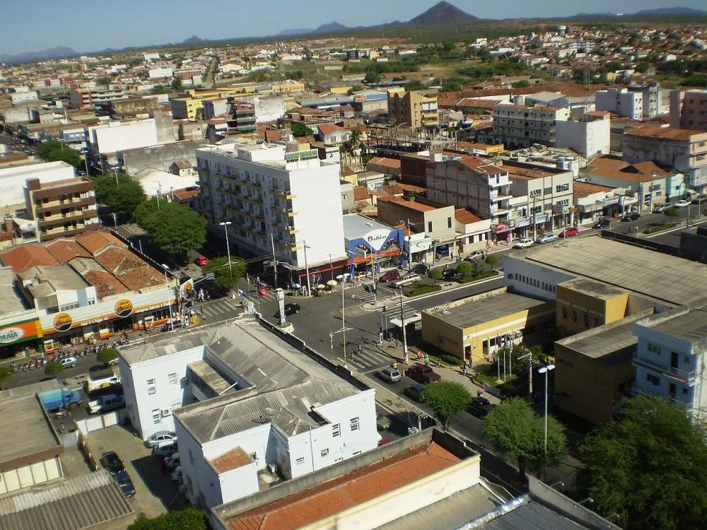 Sexta-feira ensolarada e de calor intenso em Patos; temperaturas atingem os 35°C no meio do dia.